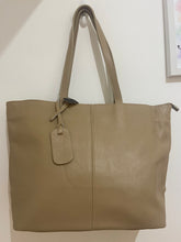 Load image into Gallery viewer, VERITY Large Italian leather handbag