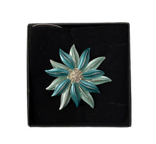 Load image into Gallery viewer, Magnetic flower brooch
