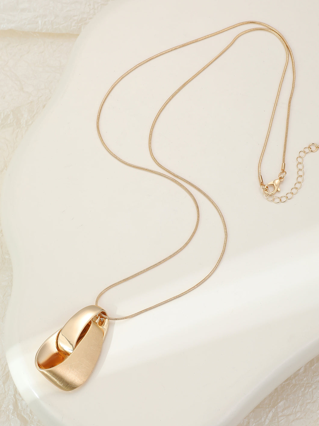 Long gold pendant necklace
