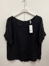 Load image into Gallery viewer, Linen button back crop top
