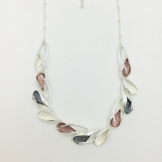Short three-colour necklace on silver plated chain