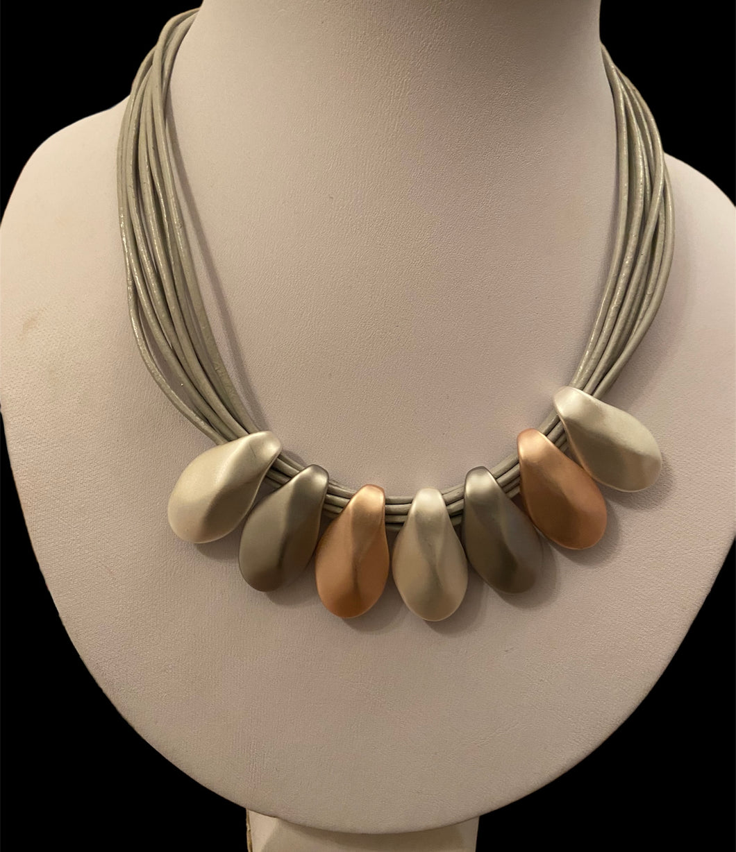 Three-tone statement necklace - magnetic fastening