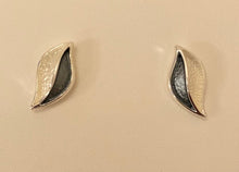 Load image into Gallery viewer, Silver plated necklace with grey/cream leaves pendant

