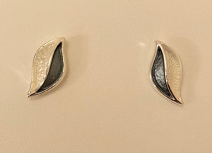 Silver plated necklace with grey/cream leaves pendant